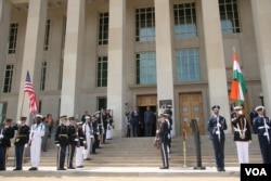 美国国防部长卡特在五角大楼欢迎印度防长帕里卡尔到访（2016年8月29日，美国之音黎堡拍摄）