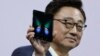 Di Džej Koh, predsednik i izvršni direktor za informacione tehnologije i mobilne komunikacije kompanije "Samsung" drži novi pametni telefon te firme Samsung Galaxy Fold tokom predstavljanja u San Francusku