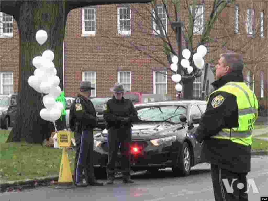 人们沉痛地为纽敦校园枪杀惨案受害者举行第一个葬礼。