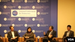 李柱铭(左一)所率领的代表团在美国国家民主基金会作专题演讲。(美国之音记者 张富杰拍摄)