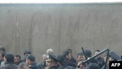 Məktəblərdə hicaba qadağaya etiraz edənlərin məhkəməsi başlanıb