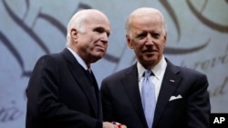 美国参议员约翰·麦凯恩荣国美国自由勋章，表彰他终身为国服务和做出牺牲。颁奖人是美国前副总统拜登（2017年10月17日）