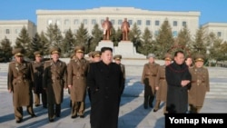 북한의 리병철 노동당 제1부부장(붉은 원 안)이 지난 2015년 3월 김정은 국무위원장을 수행하고 있다. (자료사진)