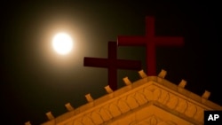 月光照耀下的温州圣三一教堂十字架。（资料照片）