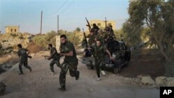 Para anggota Laskar Pembebasan Suriah dilaporkan berperang melawan pasukan pemerintah di Damaskus (foto: dok).