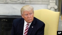 美国总统川普在白宫椭圆形办公室与记者交谈。（2017年5月10日）