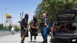 Wapiganaji wa Taliban wakifanya doria katika mji wa Ghazni, Kusini magharibi ya Kabul, Afghanistan, Alhamisi, Agosti 12, 2021. (AP Photo/Gulabuddin Amiri)
