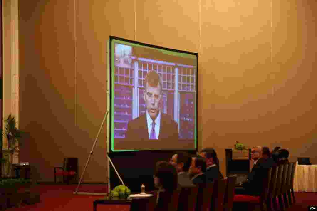 លោក​ Stephen P. Groff អនុប្រធាន​ ADB ធ្វល​បទ​បង្ហាញ​ស្តី​ពី​វឌ្ឍនៈភាព​នៃ​ភាព​ជា​ដៃ​គូ​រវាង​រដ្ឋាភិបាល​និង ADB តាម​រយៈ​វីដេអូ នៅ​សណ្ឋាគារ​សូហ្វ៊ី​តែល​ភ្នំ​ពេញ​ភូគីត្រា កាល​ពី​ថ្ងៃ​ទី ០៥ តុលា ២០១៦។ (ទុំ ម្លិះ/VOA)