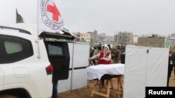 Сотрудник Красного Креста во время передачи тел погибших заложников, 20 февраля 2025 года