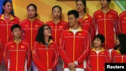 中国奥运精英代表团在香港，因“洪荒之力”而爆红网络的游泳选手傅园慧和游泳选手孙杨聊天（2016年8月28日）