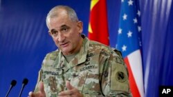 美军太平洋陆军司令罗伯特·布朗2016年11月18日在云南昆明出席美中救灾联合演练后举行的记者会。