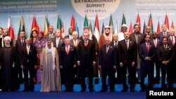 عکس دست جمعی رهبران و نمایندگان کشورهای اسلامی در نشست استانبول. 