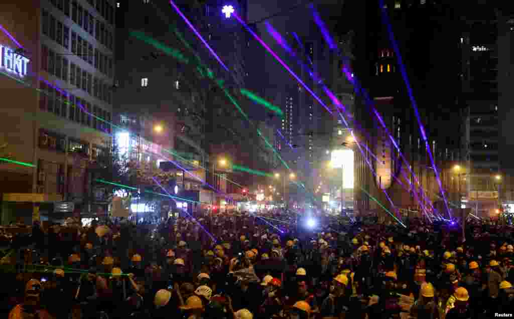 香港示威民众在游行抗议中用激光笔。(2019年8月31日)