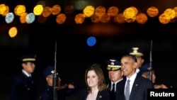 오바마 대통령이 18일 페루 수도 리마에 도착해 메르세데스 아라조 제2 부통령의 영접을 받고 있다. 