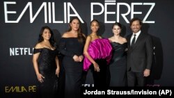 Адриана Паз (слева направо), Карла София Гаскон, Зои Салдана, Селена Гомес и Эдгар Рамирес на премьере фильма «Эмилия Перес», 21 октября 2024 года, в Египетском театре в Лос-Анджелесе)