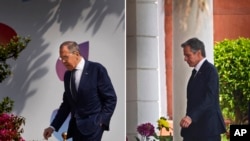 美国国务卿布林肯与俄罗斯外长拉夫罗夫参加印度20国集团外长会议。（2023年3月2日）