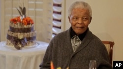 Nelson Mandela saat merayakan HUT ke-94 tahun lalu (foto: dok). 