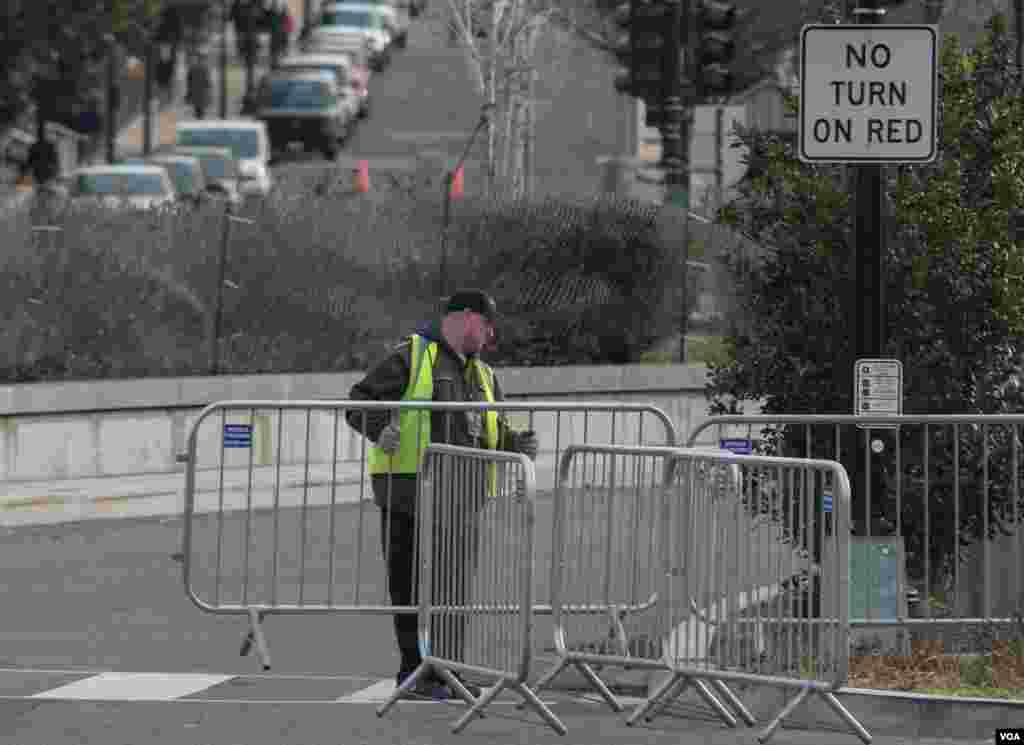 کارگران در اطراف خیابان&zwnj;های منتهی&zwnj; به کنگره در حال محدود کردن رفت و آمدها هستند. 