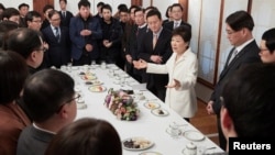 Park Geun-hye, rencontre avec la presse, la Maison Bleue, Séoul, Corée du sud, le 1er janvier 2017. (Blue House/Yonhap via REUTERS) 