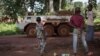Des enfants observent un véhicule de Casques bleus marocains, à Bangassou, en Centrafrique le 14 août 2017.