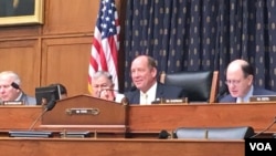 美国众议院外交事务委员会亚太小组委员会主席约霍 (右二，美国之音钟辰芳拍摄)