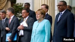 German Chancellor Angela Merkel (R) 