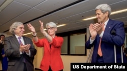 از راست: جان کری، وندی شرمن و ارنست مونیز