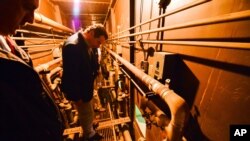 El gobernador Andrew Cuoma examina la ruta de escape