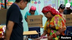 Una mujer panameña vota durante los comicios generales en Ciudad de Panamá el domingo 5 de mayo de 2019.