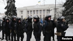 Polisi anti huru-hara berjaga di luar gedung parlemen di Kyiv, Ukraina (28/1).