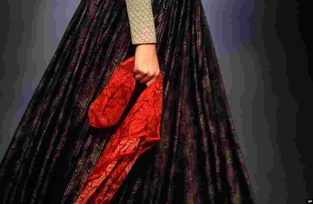 Seorang model memperagakan hasil karya Priyadarshini Rao selama pekan Adibusana Lakme di Mumbai, India.