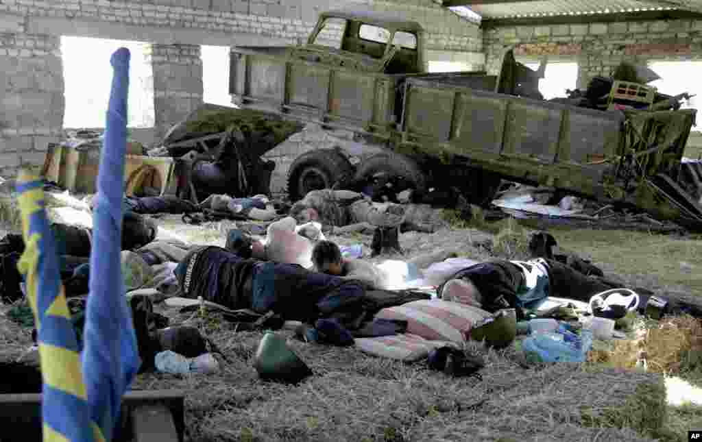 Para anggota pasukan Batalion Donbass, sebuah kelompok milisia sukarela yang mendukung persatuan Ukraina, tidur di sebuah gudang di desa Velyka Novosilka, dekat Donetsk, Ukraina timur (16/5).&nbsp;(AP/Alexander Ermochenko)