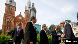 존 케리 장관이 14일 호치민 시의 노틀담 성당을 방문했다.