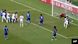 توپ ضربۀ سر که وارد دروازۀ ایتالیا شد