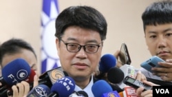 陆委会副主委兼发言人邱垂正星期一（28日）在立法院接受媒体采访(美国之音杨明摄）