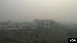 2016年10月14日上午，京津冀地区再陷雾霾重污染。图为当天北京南郊一院落。（美国之音叶兵拍摄）