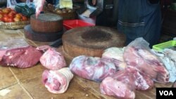 សាច់ជ្រូកលក់នៅផ្សារកណ្តាលក្នុងរាជធានីភ្នំពេញ​ កាលពីថ្ងៃទី២៤ ខែកក្កដា ឆ្នាំ២០១៩។ (ណឹម សុភ័ក្រ្តបញ្ញា/VOA) 