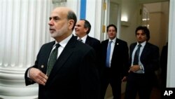 今年2月美联储主席伯南克（左）参加20国集团财长和央行行长会议。