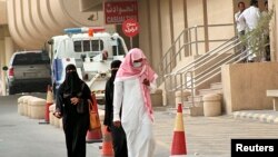Seorang pria mengenakan masker untuk tindakan preventif terhadap novel coronavirus di kota Khobar, Dammam (Foto: dok). Kementerian Arab Saudi mengatakan lima orang pasien MERS meninggal dunia, Jumat (25/4), sementara jumlah pasien yang terinfeksi virus tersebut terus bertambah.