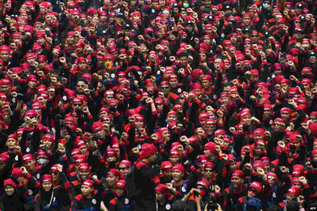 Sekitar 50.000 pekerja mengambil bagian pada reli di Jakarta, Indonesia, untuk menuntut kenaikan upah dan penghapusan sistem alih-daya (outsourcing).