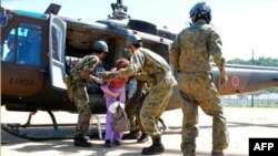 Yaponiyada təcrid olunmuş adamlara havadan yardım daşınır