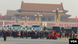 图为3月5日参加人大会议的代表团所乘车辆（美国之音东方拍摄）