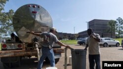 توزیع آب غیرآشامیدنی در شهر جکسون، می‌سی‌سی‌پی - ۳۱ اوت ۲۰۲۲ (۹ شهریور ۱۴۰۱)