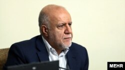 بیژن نامدار زنگنه وزیر نفت ایران در جلسه هیئت دولت در تهران۱۳۹۴