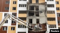 Спасатели работают на месте удара беспилотника, в городе Вишневое Киевской области, Украина, 25 января 2025 года