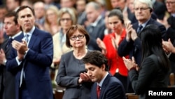 Firayim Ministan Canada Justin Trudeau a zaune tare da wasu cikin ministocinsa suna juyayi a masallacin da aka kai hari