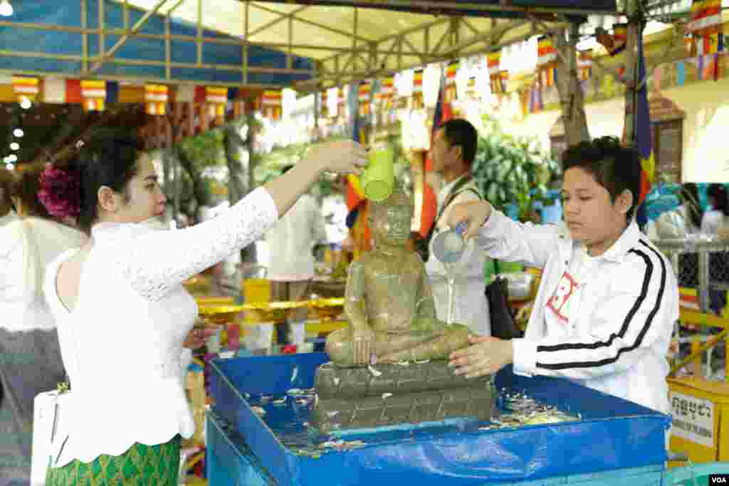 ពុទ្ធ​បរិស័ទ​កំពុង​ស្រង់​ព្រះ​នៅក្នុង​វត្ត​មួយ​កណ្តាល​រាជធានី​ភ្នំពេញ​កាលពី​ព្រឹក​ថ្ងៃសៅរ៍​ ទី​១៦ ខែ កញ្ញា​​ ឆ្នាំ២០១៧។​(ទុំ ម្លិះ/VOA)