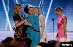 弗朗西斯·麦克多蒙德在影片《三块广告牌》中的表演为她赢得第24届电影演员协会奖的杰出表演奖。（2018年1月28日））