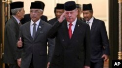 资料照片: 柔佛州苏丹伊布拉欣(右)当选为第17任马来西亚国家元首