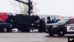Les autorités réagissent après les rapports faisant état d'une fusillade près d'une clinique de planning familial vendredi 27 novembre 2015, à Colorado Springs, Colo (Kody Fisher / FOX21 Nouvelles via AP) 